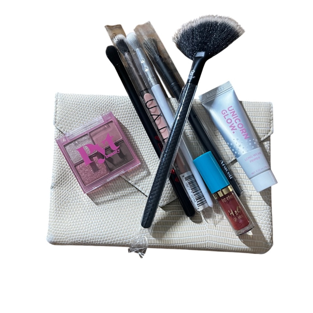 Makeup/Brush (7 items) Bundle with Bag Included